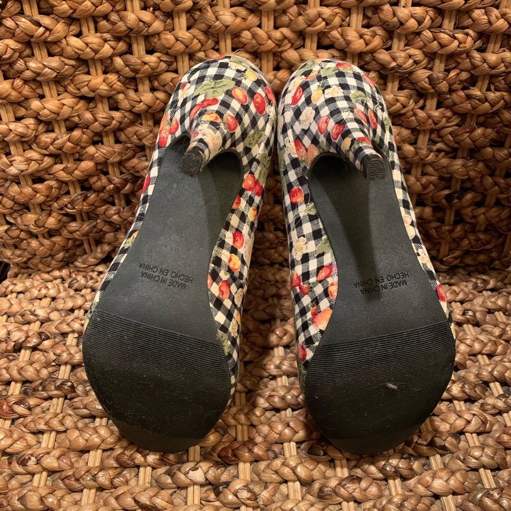 Forever 21 gingham berries print heels sz 5.5 - Picture 2 of 4